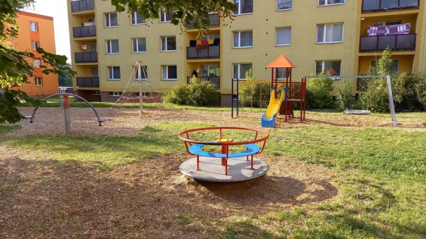 dětské hřiště na sídlišti (1)